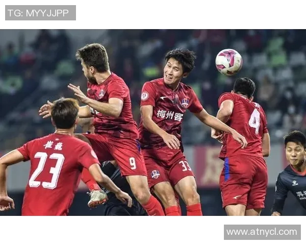 上海足球队整体压制革新之路:重塑战术与团队协作的全新篇章 上海足球队整体压制革新之路:重塑战术与团队协作的全新篇章