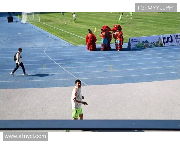 香港足球明星现场踢球精彩瞬间全记录展现运动魅力与激情 香港足球明星现场踢球精彩瞬间全记录展现运动魅力与激情